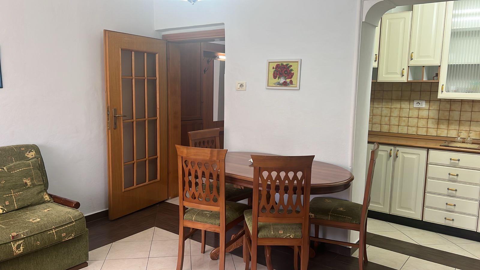 Apartament 1+1 i mobiluar plotësisht me qira te Rruga e Kavajës (1 of 4)