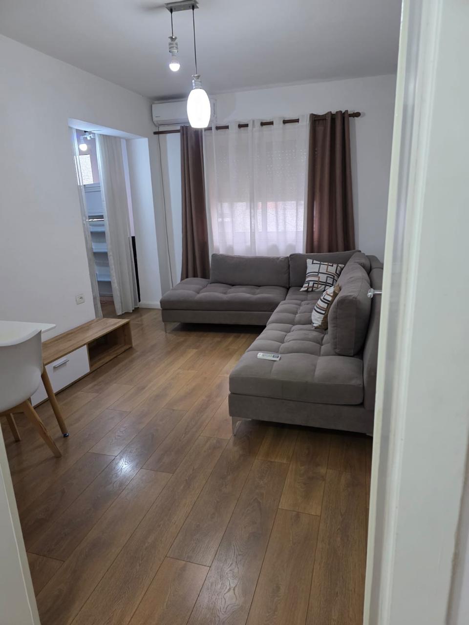 Apartament 2+1 me qira, pjesërisht i mobiluar në 21 Dhjetori, 70m²