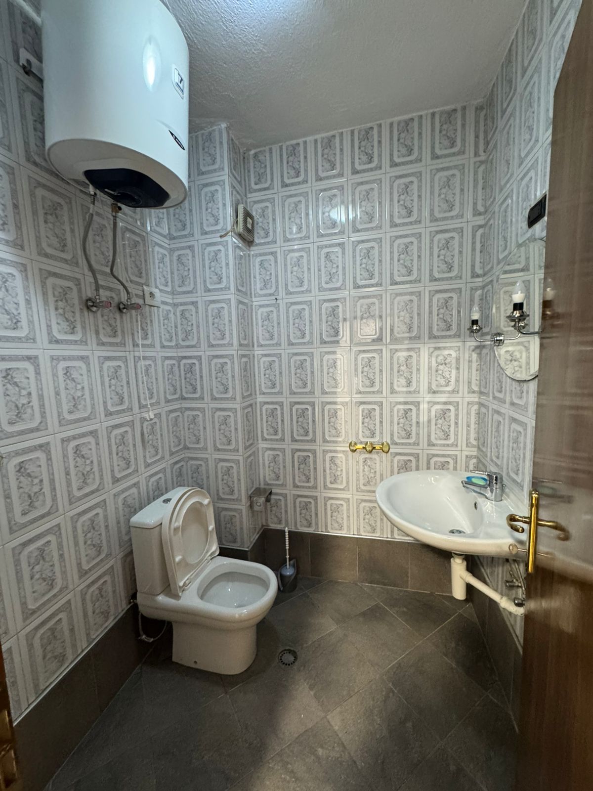 Spacious 3-bedroom apartment for rent near Pallati me shigjeta - Photo 7