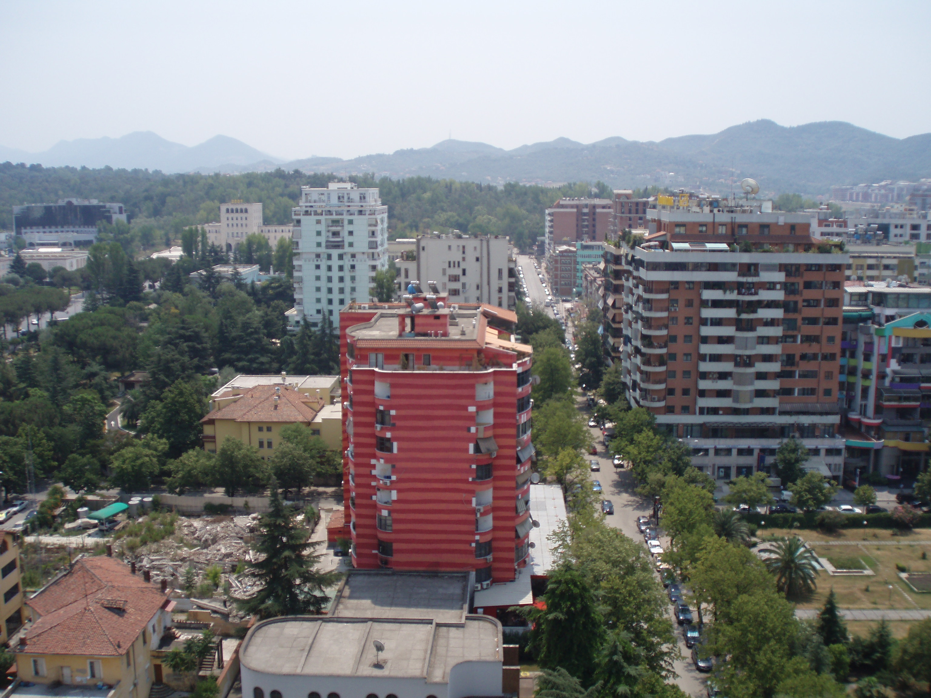 Garsoniere në Shitje në Bllok – Jetë Urbane në Qendër të Tiranës