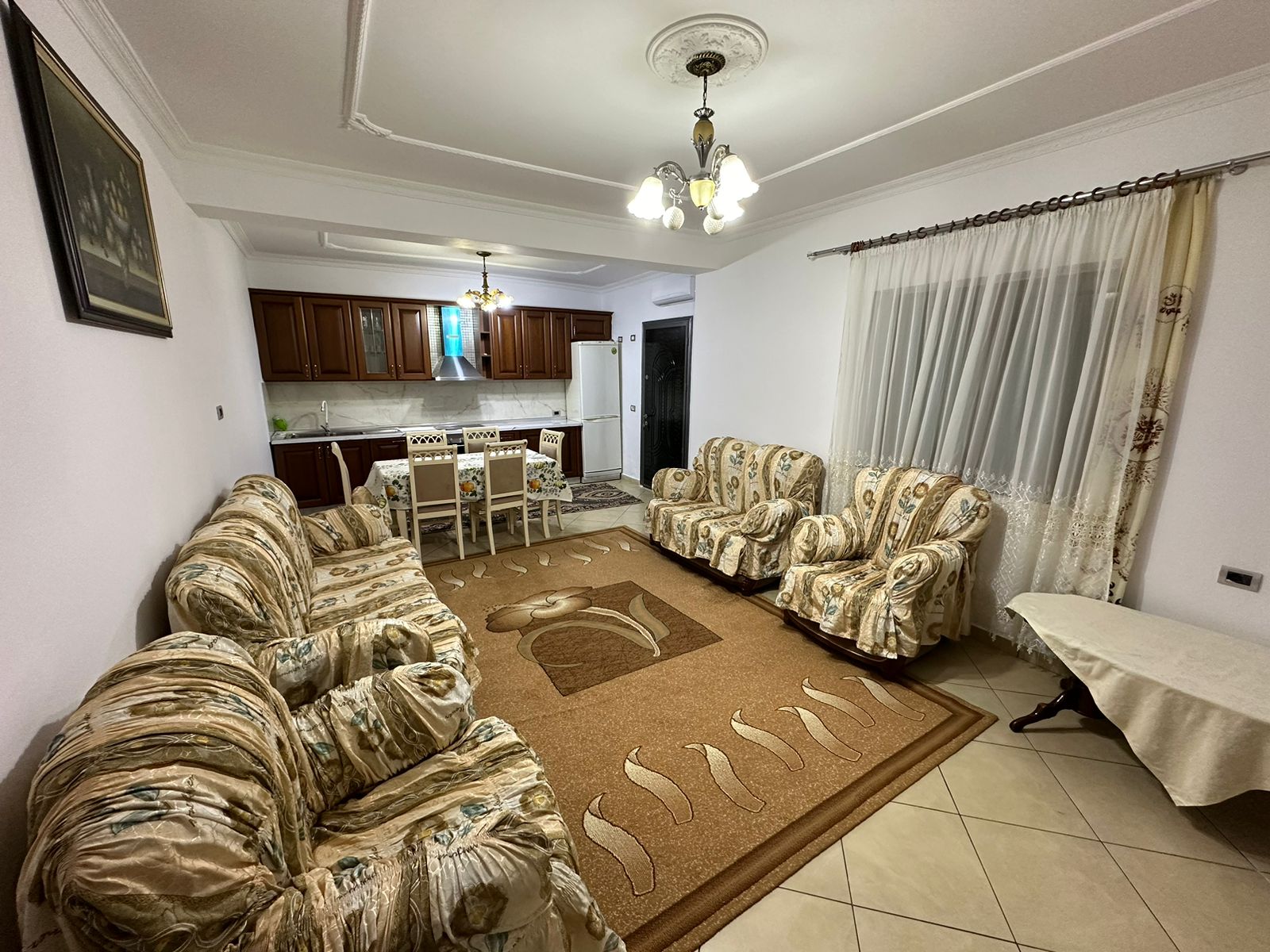 Apartament i ri 2+1, i mobiluar plotësisht, me kopsht dhe parkim, me qira në Rruga 5 Maji, 140m²