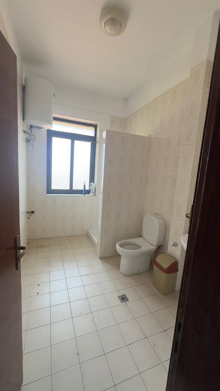 Zyrë e bollshme 120 m² me qira te Rruga e Durrësit - Foto 4
