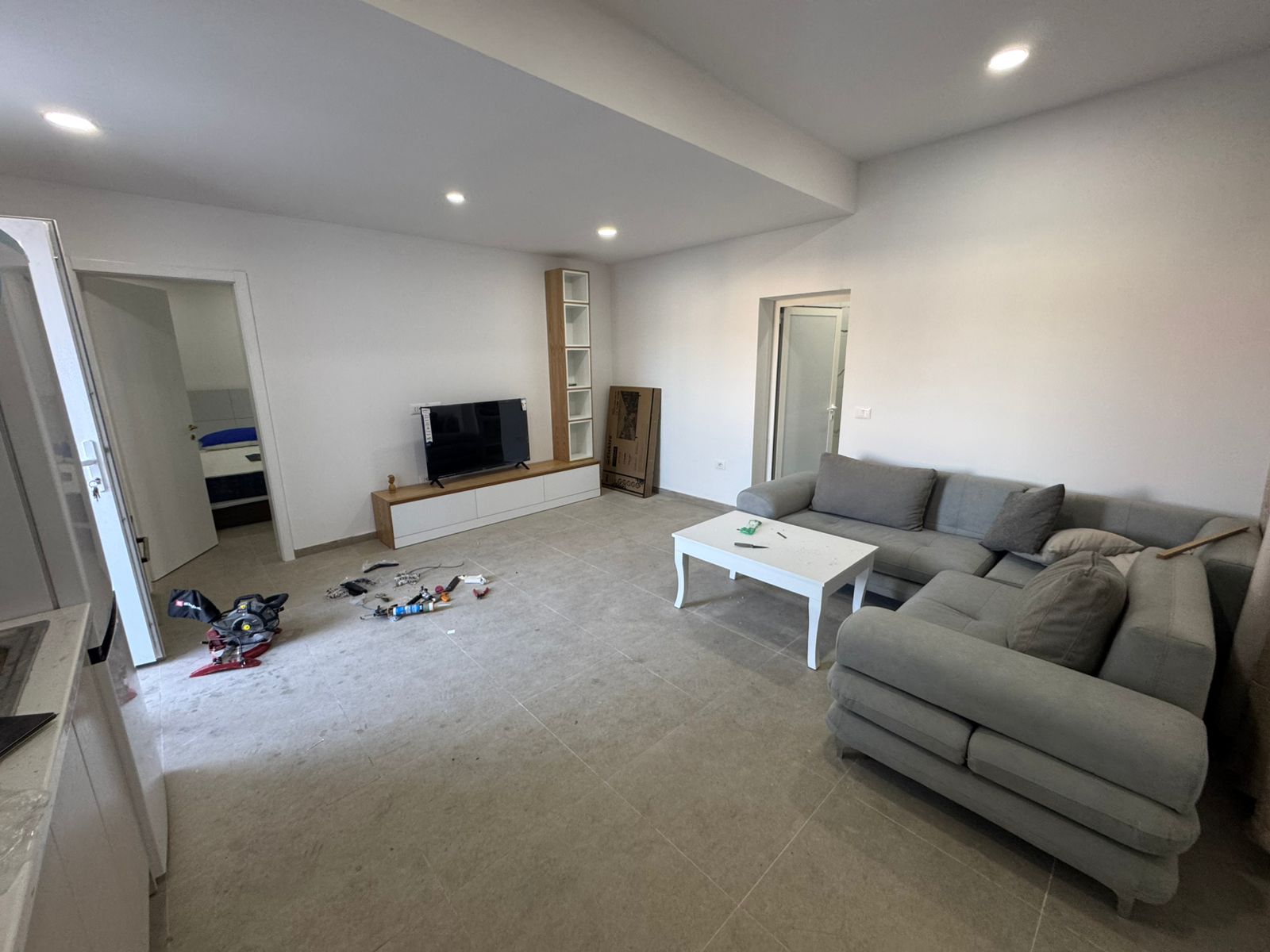 Fully Furnished 1-Bedroom Apartment with Parking for Rent in Rruga Hamdi Pepo, 60m²