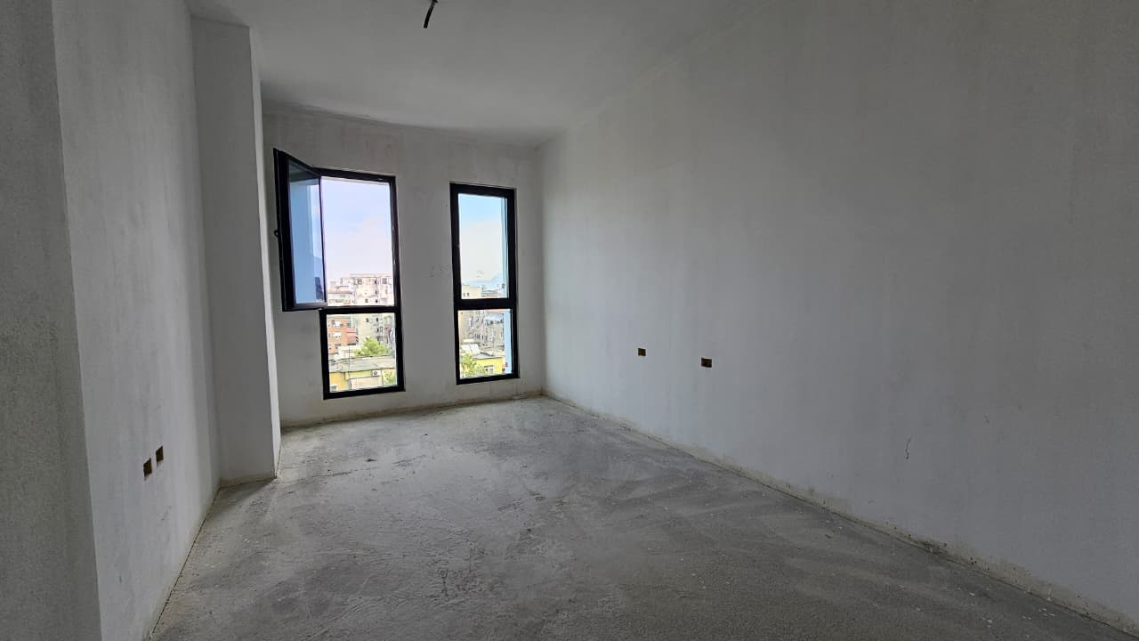 Apartament 2+1 në shitje te Katedralja e Shën Pjetrit, Tiranë (1 of 4)