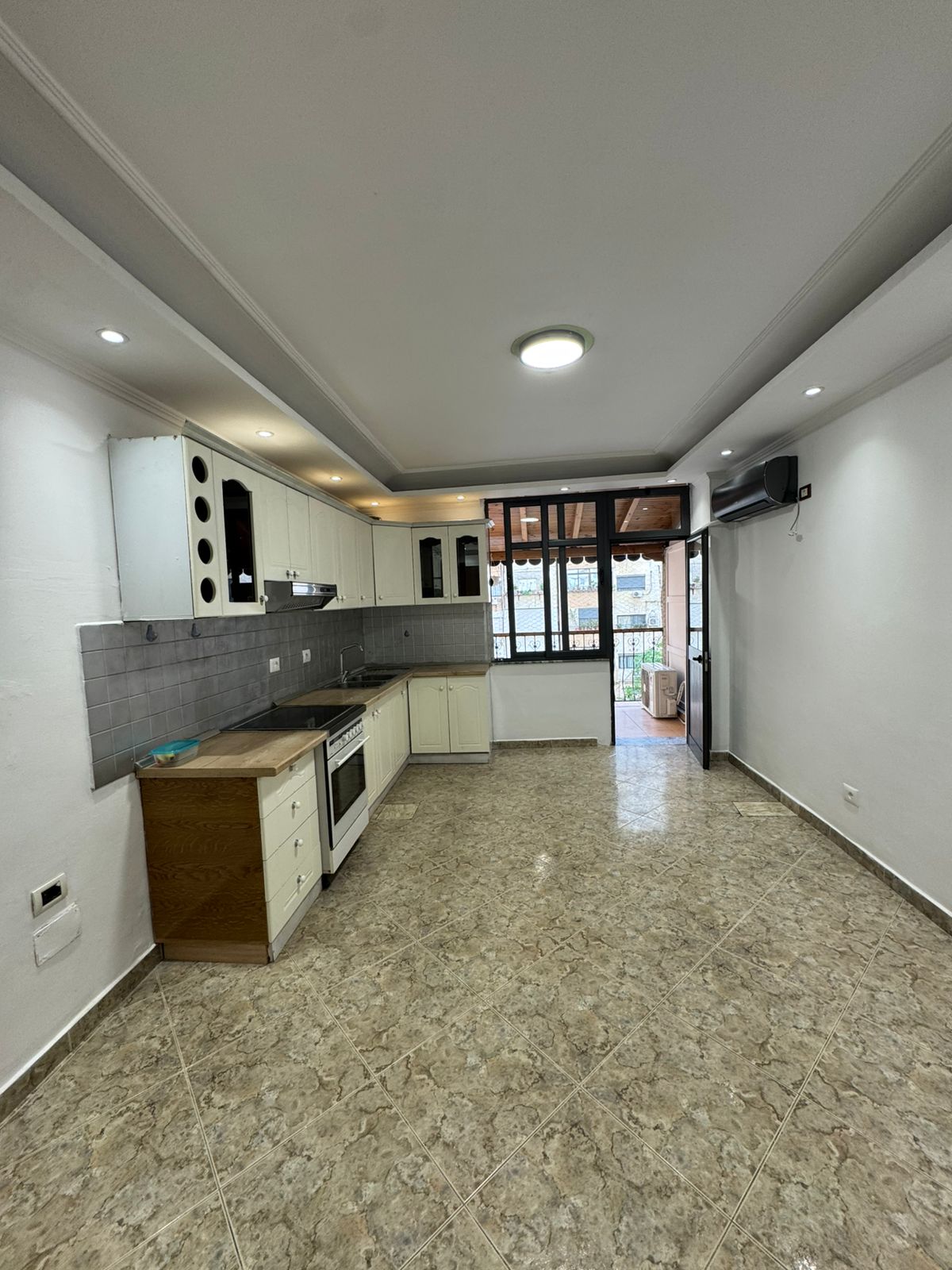 Spacious 3-bedroom apartment for rent near Pallati me shigjeta - Photo 3