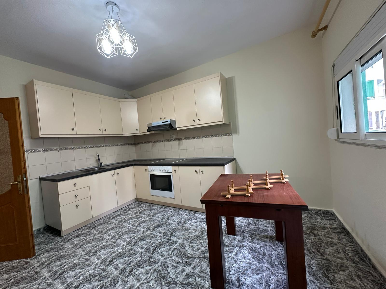 Apartament 3+1 i bollshëm me qira pas Qendrës Kristal, Tiranë